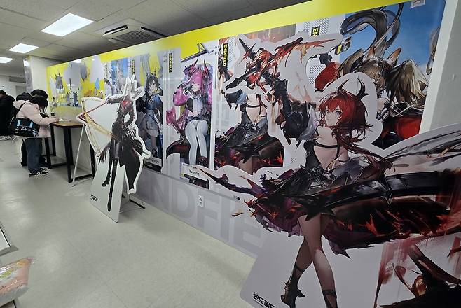 "레바테인은 진짜 예쁘네" 입장 전 메시지를 남기는 방문객들. (사진= 문원빈 기자)