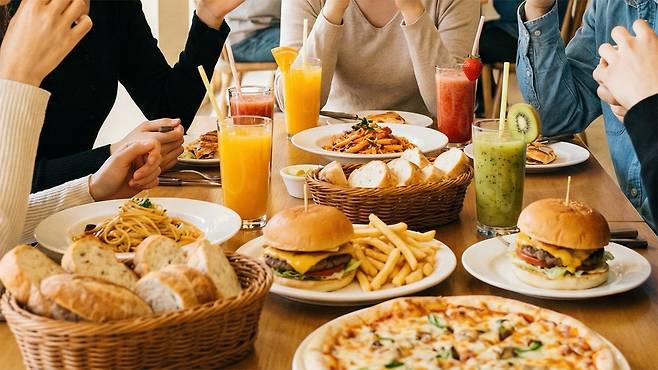 탄수화물과 나트륨이 많은 음식은 섭취 후 체중이 일시적으로 상승할 수 있다｜출처: Gemini 생성