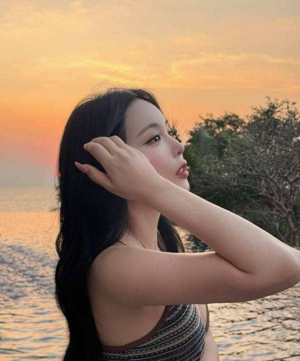 가수 홍진영, 1만 원대 수영복으로 완성한 역대급 자태… 실물과 차이 있어 폭소