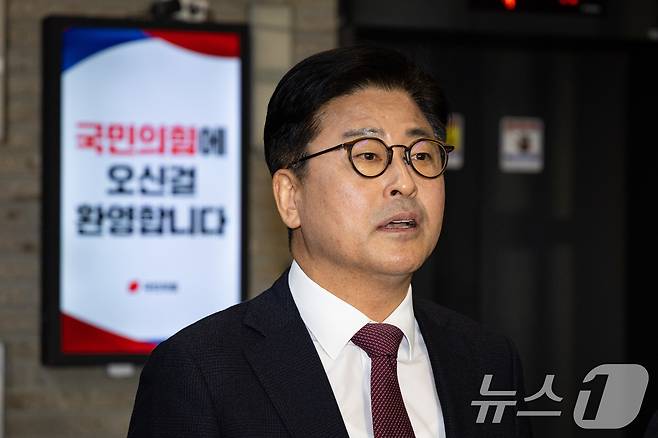 김종혁 전 국민의힘 최고위원이 19일 서울 여의도 중앙당사에서 열린 윤리위원회에 출석한 후 나와 취재진 질문에 답하고 있다. 2026.1.19/뉴스1 ⓒ News1 유승관 기자