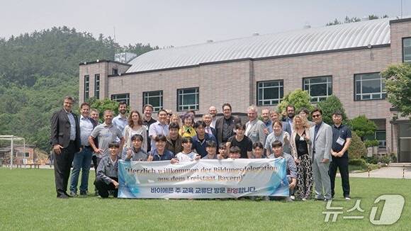 목포중앙고 선생님과 학생들이 독일  바트아이블링직업학교 관계자들과 기념사진을 찍고 있다. (전남도교육청 제공, 재판매 및 DB 금지)/뉴스1