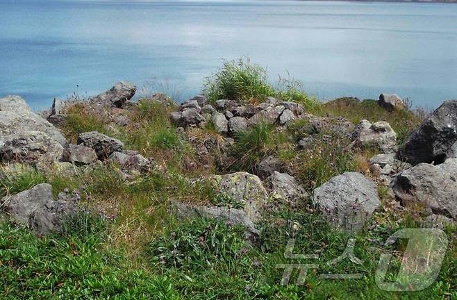 (평양 노동신문=뉴스1) = 북한 노동당 기관지 노동신문은 24일 김일성종합대학 역사학부 연구집단이 백두산 일대 역사유적 조사·발굴 사업을 심화시켰다고 보도했다. 이들은 러시아 노보시비르스크 국립종합대학과 공동으로 유골들에 방사성 탄소연대 측정을 진행해 무덤 주인들이 대체로 19세기 중엽에서 19세기 사람들이라는 것을 입증했다고 신문은 전했다. [국내에서만 사용가능. 재배포 금지. DB 금지. For Use Only in the Republic of Korea. Redistribution Prohibited] rodongphoto@news1.kr