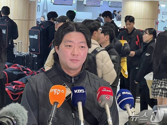 KIA 타이거즈 투수 김범수가 23일 김포공항에서 취재진과 인터뷰를 하고 있다. 2026.1.23/뉴스1 ⓒ News1 이상철 기자