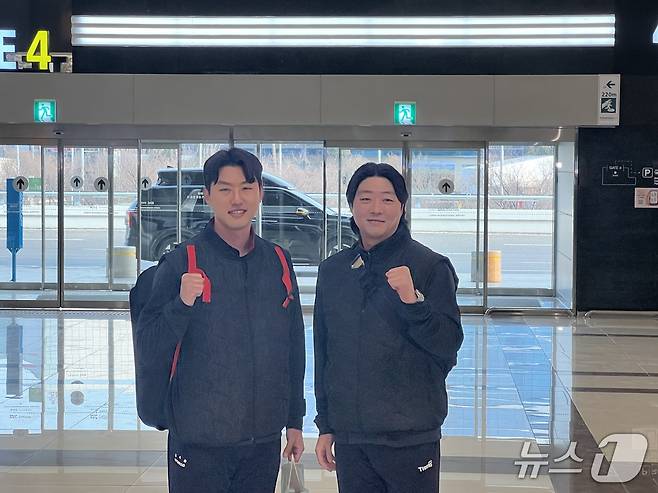KIA 타이거즈로 이적한 투수 김범수(오른쪽)와 홍건희. 2026.1.23/뉴스1 ⓒ News1 이상철 기자