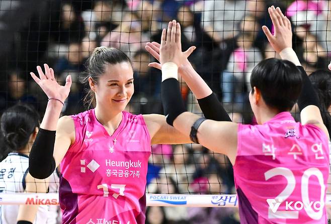 흥국생명의 레베카 라셈이 생애 처음으로 V리그 라운드 MVP를 수상했다. (KOVO 제공)