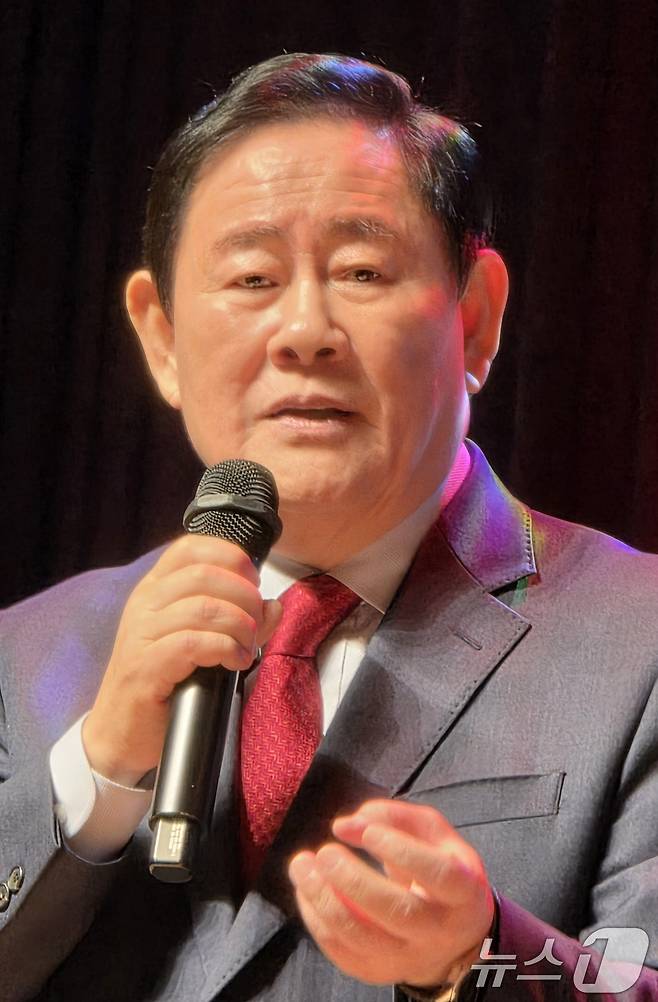 최경환 전 부총리가 24일 경북 경산시민회관에서 열린 '초이노믹스' 출판기념회에서 인사말을 하고 있다.  2026.1.24/뉴스1 ⓒ News1 정우용 기자