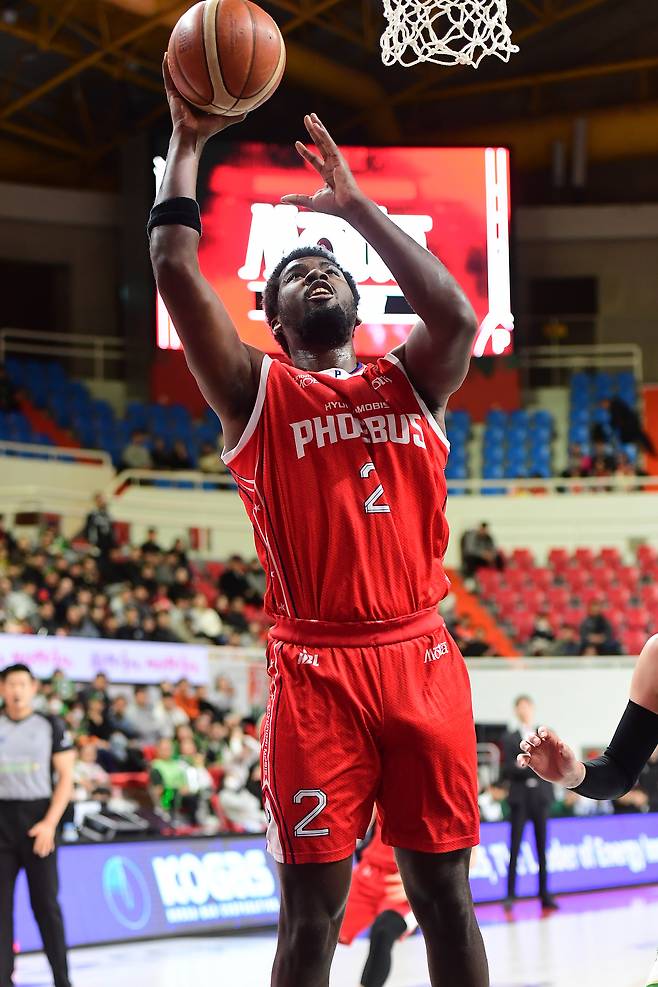 울산 현대모비스 레이션 해먼즈가 24일 울산 동천체육관에서 열린 2025-26 프로농구 원주 DB전에서 29점 8리바운드로 활약해 팀의 86-78 승리를 이끌었다. (KBL 제공)