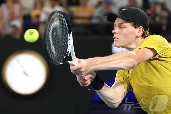얀니크 신네르가 24일(한국시간) 열린 호주오픈 남자 단식 3회전에서 엘리엇 스피지리에게 3-1로 역전승했다. ⓒ AFP=뉴스1