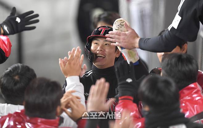 LG 홍창기가 31일 대전 한화생명볼파크에서 열린 2025 KBO 한국시리즈 5차전 한화와 경기 6회초 1사2루 김현수 적시타 때 홈을 밟은 후 하이파이브를 하고 있다. 대전 | 최승섭기자 thunder@sportsseoul.com