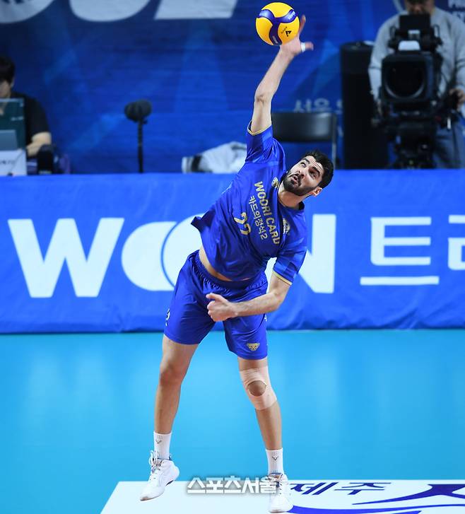 우리카드 알리가 8일 서울 장충체육관에서 열린 2025~2026 V-리그 대한항공과 경기에서 서브를 넣고 있다.  2026. 1. 8. 장충 | 최승섭기자 thunder@sportsseoul.com