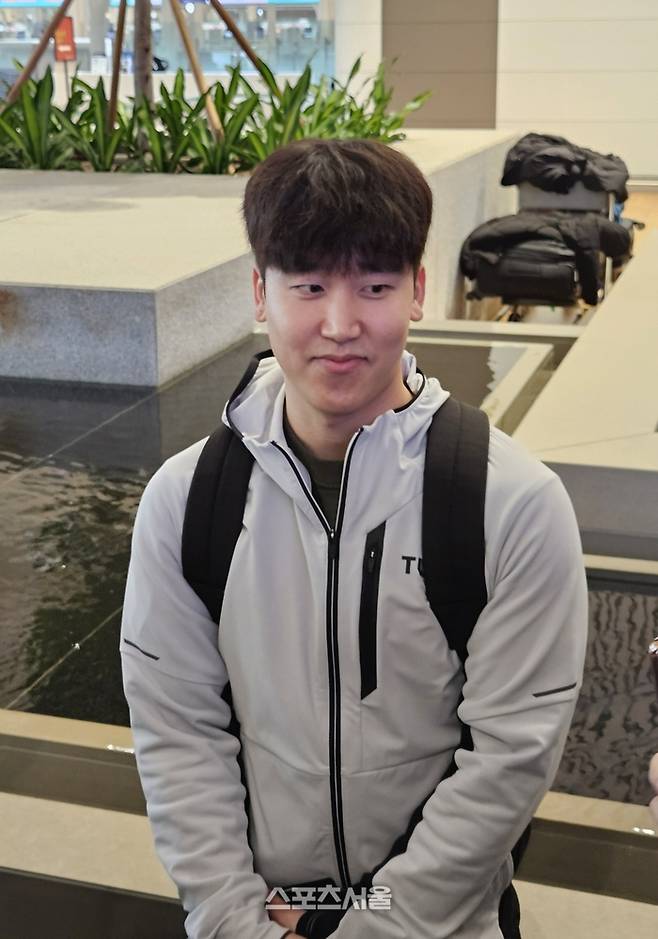 LG 구본혁이 22일 인천국제공항에서 스프링캠프 출국 전 취재진 인터뷰에 응하고 있다. 인천공항 | 강윤식 기자 skywalker@sportsseoul.com