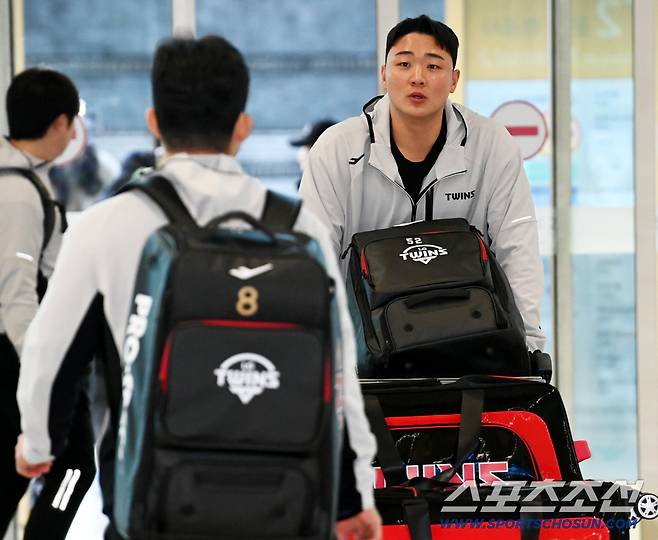 LG 트윈스 선수단이 23일 인천공항을 통해 전지훈련지인 미국 애리조나로 출국했다. 이재원이 출국장으로 들어서고 있다. 인천공항=허상욱 기자wook@sportschosun.com/2026.01.23/
