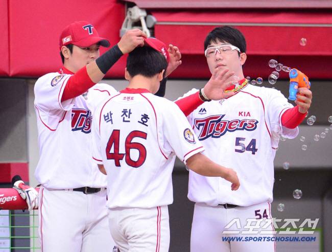 2015년 8월 12일 오후 광주 기아챔피언스필드에서 열릴 2015 프로야구 두산과의 경기에 앞서 양현종이 ADT캡스플레이상을 받은 박찬호에게 비눗방울을 쏘며 축하해주 있다. 스포츠조선DB
