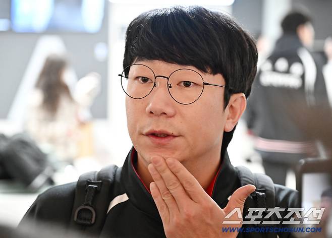 23일 오후 KIA 타이거즈 선수단이 김포공항을 통해 전지훈련이 열리는 일본으로 출국했다. 인터뷰하는 KIA 양현종. 김포공항=송정헌 기자songs@sportschosun.com/2026.01.23/