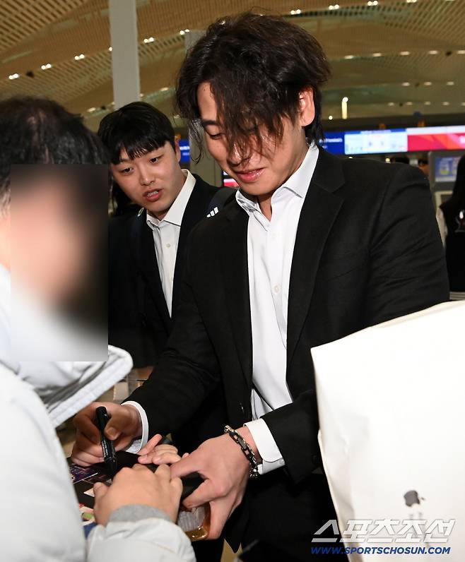 두산 베어스 선수단이 23일 인천공항을 통해 전지훈련지인 호주 시드니로 출국했다. 박찬호가 사인을 하고 있다. 인천공항=허상욱 기자wook@sportschosun.com/2026.01.23/