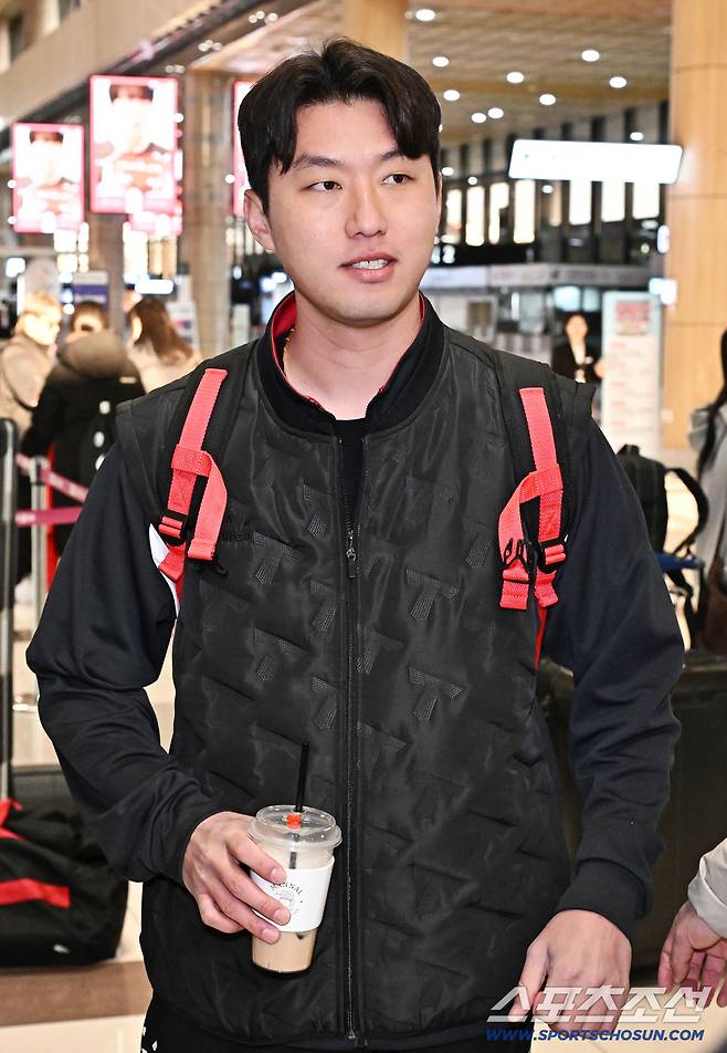 23일 오후 KIA 타이거즈 선수단이 김포공항을 통해 전지훈련이 열리는 일본으로 출국했다. 출국 준비하는 KIA 홍건희. 김포공항=송정헌 기자songs@sportschosun.com/2026.01.23/