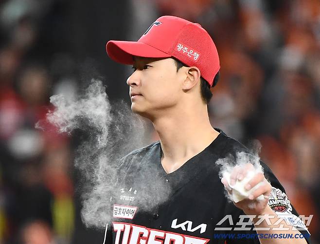 28일 대전 한화생명볼파크에서 열린 KIA-한화전. 7회말 2사 1, 2루에 등판한 곽도규가 투구를 준비하고 있다.  대전=정재근 기자 cjg@sportschosun.com/2025.3.28/