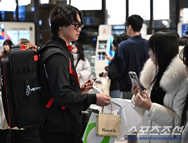 23일 오후 KIA 타이거즈 선수단이 김포공항을 통해 전지훈련이 열리는 일본으로 출국했다. 팬들에게 사인을 해주고 있는 KIA 곽도규. 김포공항=송정헌 기자songs@sportschosun.com/2026.01.23/