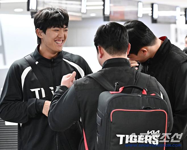 밝은 표정으로 출국을 준비하는 KIA 이의리.