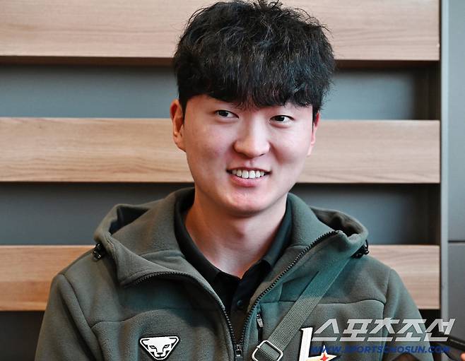 23일 SSG 랜더스 선수단이 인천공항 제2터미널을 통해 전지훈련을 위해 출국했다. 인터뷰하는 SSG 김건우. 인천공항=송정헌 기자songs@sportschosun.com/2026.01.23/