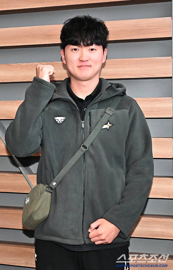 23일 SSG 랜더스 선수단이 인천공항 제2터미널을 통해 전지훈련을 위해 출국했다. 출국에 앞서 포즈를 취하고 있는 SSG 김건우. 인천공항=송정헌 기자songs@sportschosun.com/2026.01.23/