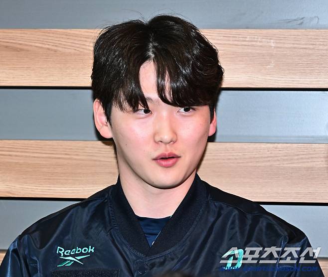 24일 오후 NC 다이노스 선수단이 인천공항을 통해 전지훈련이 열리는 미국으로 출국했다. 인터뷰하고 있는 전사민. 인천공항=송정헌 기자songs@sportschosun.com/2026.01.24/