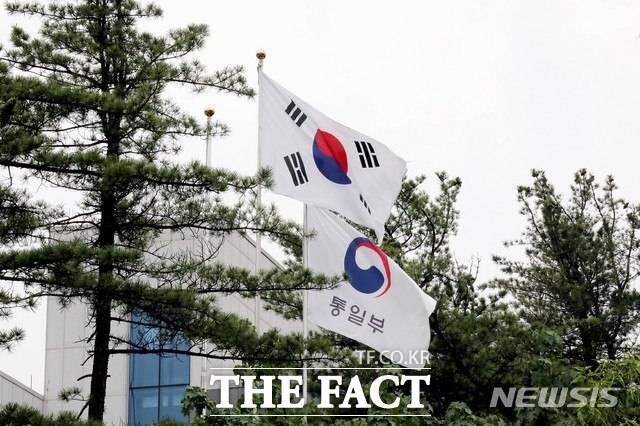 정동영 통일부 장관은 지난달 19일 정부서울청사에서 열린 '2026년도 업무보고'에서 "경제인문사회연구회 소관 통일연구원을 통일부로 이관해 주십사 하는, 대통령님께서 선물을 하나 주십사 하는 부탁을 드린다"라고 말했다. 사진은 서울 종로구 통일부 남북회담본부에 태극기와 통일부 깃발이 바람에 날리는 모습. /뉴시스
