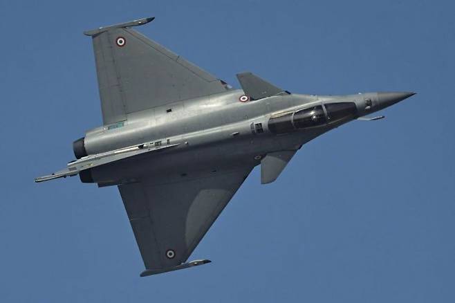 지난해 11월 두바이 에어쇼에 출품한 프랑스 라팔 전투기의 모습. AP연합뉴스