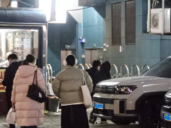 토요일인 오늘(24일) 날씨는 전국이 대체로 흐리다가 오전부터 차차 맑아지겠으나, 충남권과 전라권은 대체로 흐리겠다. 아침 최저기온은 -17~0℃, 낮 최고기온은 -5~6℃가 되겠다.새벽(00~03시)까지 경기 남부 내륙과 강원 남부 내륙·산지에, 새벽(00~06시)까지 충청권과 전라권(서해안 제외), 경상 서부 내륙, 제주도(비 또는 눈)에, 아침(06~09시)까지 전라 서해안에는 눈이 내리는 곳이 있겠다.또한, 새벽(00~06시)에 경북권 내륙(서부 내륙 제외)에는 0.1cm 미만의 눈이 날리는 곳이 있겠다. 또한 전국 대부분 지역에 바람이 순간 풍속 55km/h(15m/s) 안팎(산지 70km/h(20m/s) 안팎)으로 강하게 부는 곳이 있겠으니, 시설물 관리와 안전사고에 각별히 유의하기 바란다. ⓒbnt뉴스: 오늘날씨, 내일날씨, 주간날씨 예보&nbsp;