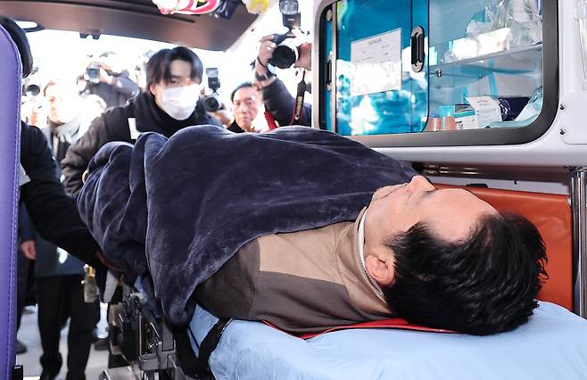 장동혁 국민의힘 대표가 22일 서울 여의도 국회에서 단식 8일 만에 병원으로 이송되고 있다. /뉴스1