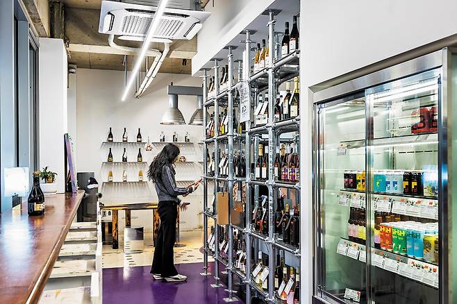 서울 연남동의 논알코올 편집숍 ‘아티스트보틀클럽’에서 손님이 논알코올 음료를 찾아보고 있다. /양수열 영상미디어 기자