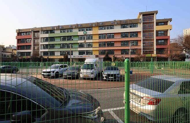 23일 서울 광진구 화양초등학교. 인구가 감소해 3년전 폐교한 화양초등학교 주차장이 거주자 우선 주차장으로 운영되고 있다. /박성원 기자