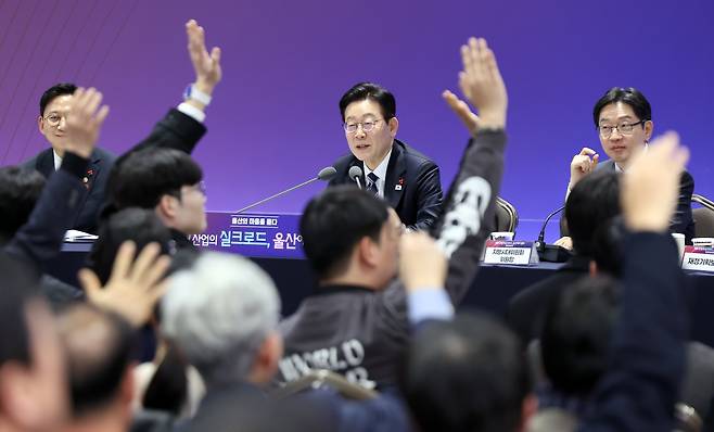 이재명 대통령이 23일 울산전시컨벤션센터에서 열린 '울산의 마음을 듣다' 타운홀 미팅에서 질문하기 위해 손을 든 참석자들을 바라보고 있다. /청와대통신사진기자단