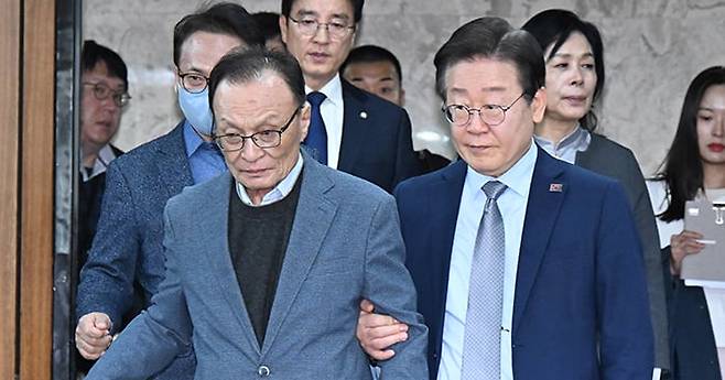 지난 2024년 11월 이재명(오른쪽) 당시 더불어민주당 대표가 국회에서 열린 민주당 외교안보통일자문회의 출범식에서 이해찬 상임고문을 부축하며 입장하고 있다. /이덕훈 기자