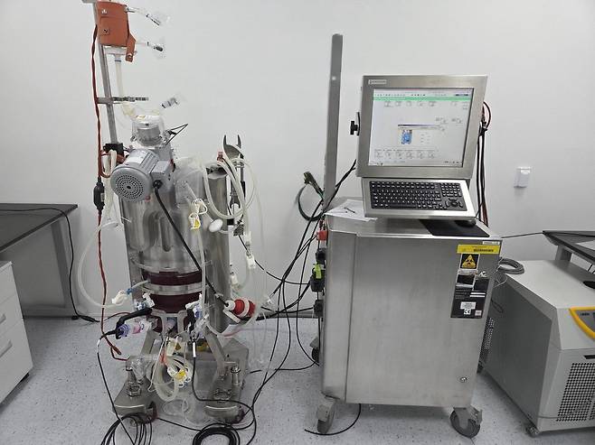 아트블러드의 50L 바이오리액터. 왼쪽 원통형 기구 안에서 적혈구가 생산된다. 아트블러드 제공