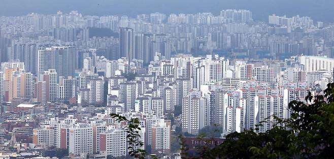 영국의 경제 전문기자인 저자는 부동산이 금융 시스템과 결합하면 국가 권력까지 좌우할 힘을 갖게 된다고 주장한다. 그에 따르면 토지는 수천 년 동안 세금과 군사력, 신용을 매개하는 권력의 상징이었다. 사진은 지난해 9월 28일 남산에서 바라본 서울의 아파트 풍경. 뉴시스