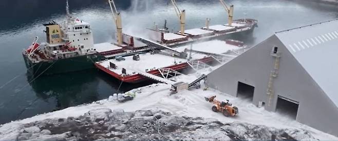 덴마크령 그린란드의 자원 개발 기업 루미나의 광물 채굴 장면. 이 업체가 생산한 광물은 미국 항공우주국(NASA)에도 납품된다. 도널드 트럼프 미국 대통령의 그린란드 병합 주장을 계기로 그린란드 광물에 대한 관심이 높아지고 있다. 루미나 유튜브 화면 캡처