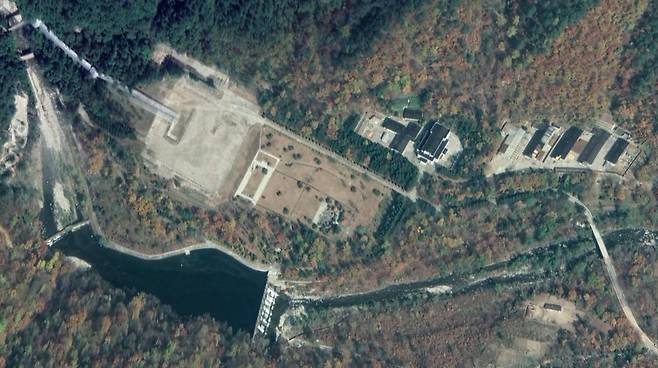 온포휴양소 상류에 있는 김정은 특각. 중간 공터에 있는 흰색 네모 칸 흔적이 김일성과 김정은 별장이 있던 자리이다. 김정은 새 특각은 산자락에 붙여 지었다. 그 아래로 개울을 막아 만든 전용 낚시터도 보인다. 이 별장 주변을 군인 2500명이 지키고 있다. 구글어스 캡처.