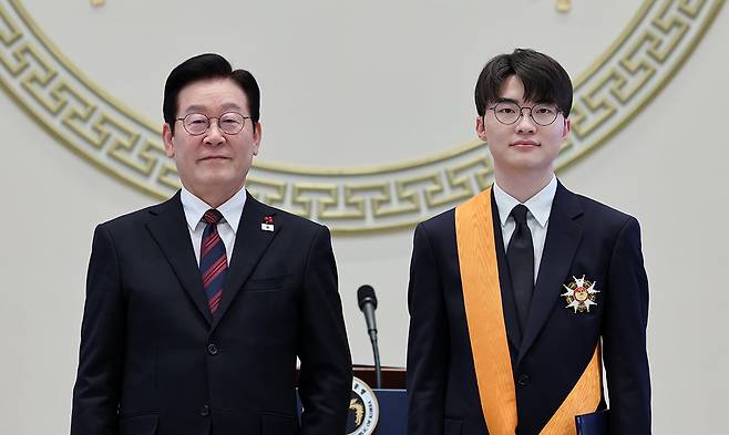 이재명 대통령이 2일 청와대 영빈관에서 열린 2026년 신년 인사회에서 이상혁(페이커) 프로게이머에게 체육훈장 청룡장을 수여하고 기념촬영을 하고 있다. 뉴스1