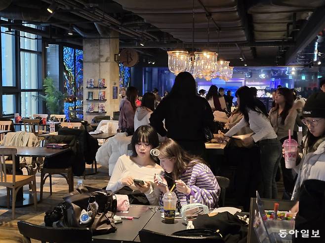 롤파크 ‘빌지워터 카페’에서 응원 문구를 쓰고 있는 팬들.