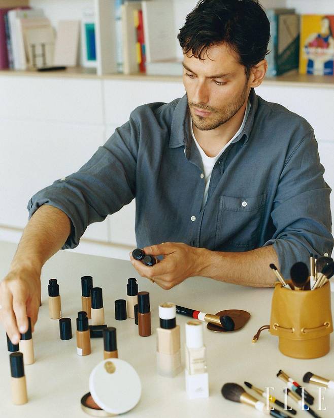 34가지 쉐이드로 구성된 플랭 에르 루미너스 매트 스킨케어 파운데이션을 살피는 그레고리스 피르필리스.