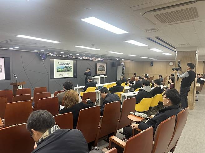 임성근 한국농어촌공사 차장이 23일 오후 전남대학교 자연과학대학 1호관 사이언스홀에서 열린 '1.5도씨 포럼 운영위원회 및 전문가 초청강연'에서 '댐 안전관리를 위한 인공지능(AI) 기반 재해예방 계측 모니터링'에 대해 발표하고 있다.