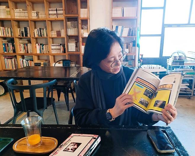 지난 11일 북살롱 이마고 김채수 대표가 출판 시절 가장 아끼는 책으로 데라야마 슈지의 ‘책을 버리고 거리로 나가자’를 꼽아 설명하고 있다. 그외 ‘유혹의 기술’(2002, 로버트 그린 지음, 강미경 옮김), ‘아내를 모자로 착각한 남자’(2006, 올리버 색스 지음, 조석현 옮김) 등을 꼽았다. 김 대표 뒤로 출판사 사무실에서 가져온 책장이 보인다. 임인택 기자 imit@hani.co.kr