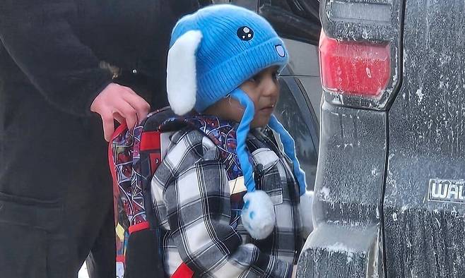 20일(현지시각) 미국 미네소타주 미니애폴리스에서 밸리뷰 초등학교 병설 유치원에 다니는 5살 난 리암 코네호 라모스가 이민세관단속국(ICE) 요원의 손에 가방이 붙들린 채 서 있다. 이 사진은 학교 관계자가 언론에 공개한 것이다. AFP 연합뉴스