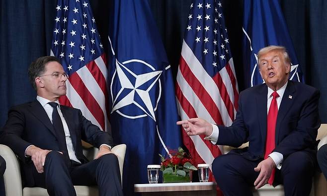 21일 스위스 다보스 세계경제포럼(WEF)에서 도널드 트럼프 미국 대통령(오른쪽)이 마르크 뤼터 나토 사무총장과 회동하고 있다. AP 연합뉴스