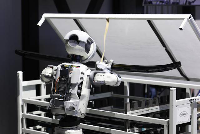 CES 개막 이틀째인 7일(현지시간) 미국 네바다주 라스베이거스 컨벤션센터(LVCC) 현대자동차 부스에서 로봇 아틀라스가 부품 이동을 시연하고 있다. 라스베이거스=연합뉴스