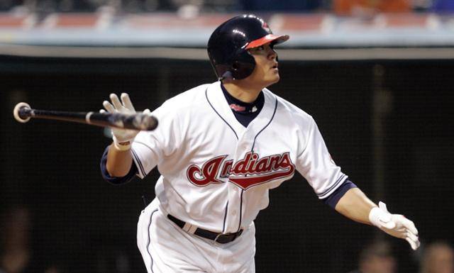 추신수가 2006년 7월 28일 미국 오하이오주 클리블랜드에서 열린 시애틀전에서 6회말 홈런을 친 뒤 타구를 바라보고 있다. 클리블랜드=AP 연합뉴스