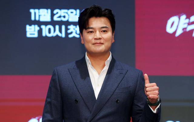 추신수가 지난해 11월 25일 서울 구로구 더세인트에서 열린 채널A 새 예능 프로그램 '야구여왕' 제작발표회에서 포즈를 취하고 있다. 2024년 은퇴한 그는 최근 예능 프로그램을 통해 새로운 도전을 이어가고 있다. 뉴시스