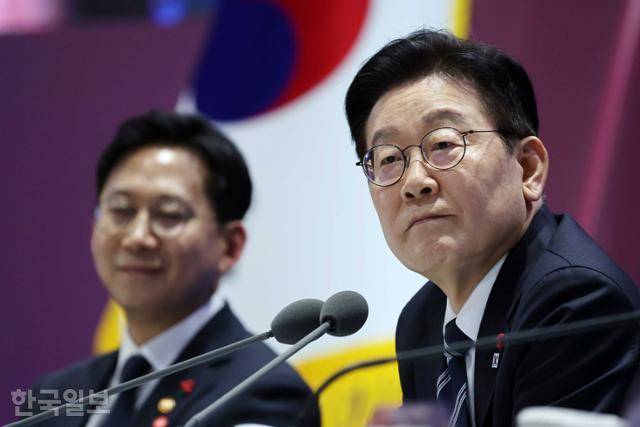 이재명 대통령이 23일 오후 울산전시컨벤션센터에서 열린 ‘울산의 마음을 듣다‘ 타운홀 미팅에서 참석자의 질문을 받고 있다. 울산=왕태석 선임기자