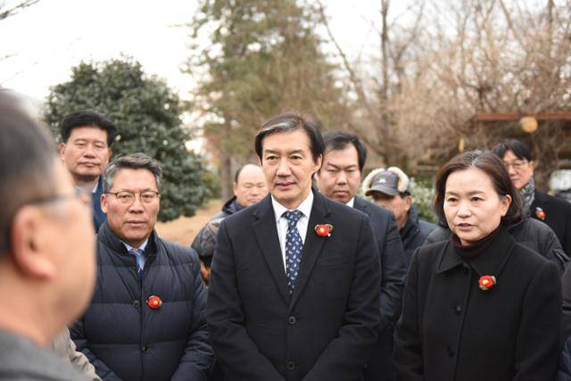 조국(앞줄 오른쪽 두 번째) 조국혁신당 대표가 23일 여순사건 유족들과 만나 특별법 개정안에 대해 이야기를 듣고 있다. 뉴스1